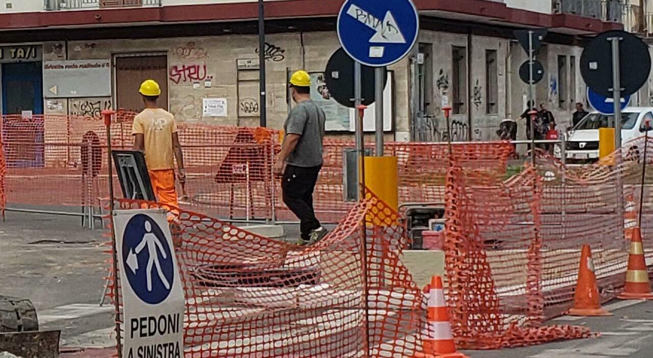 Lavori anti allagamenti alla rotonda di via Dante: «Più caditoie in città» Lavori anti allagamenti alla rotonda di via Dante: «Più caditoie in città»