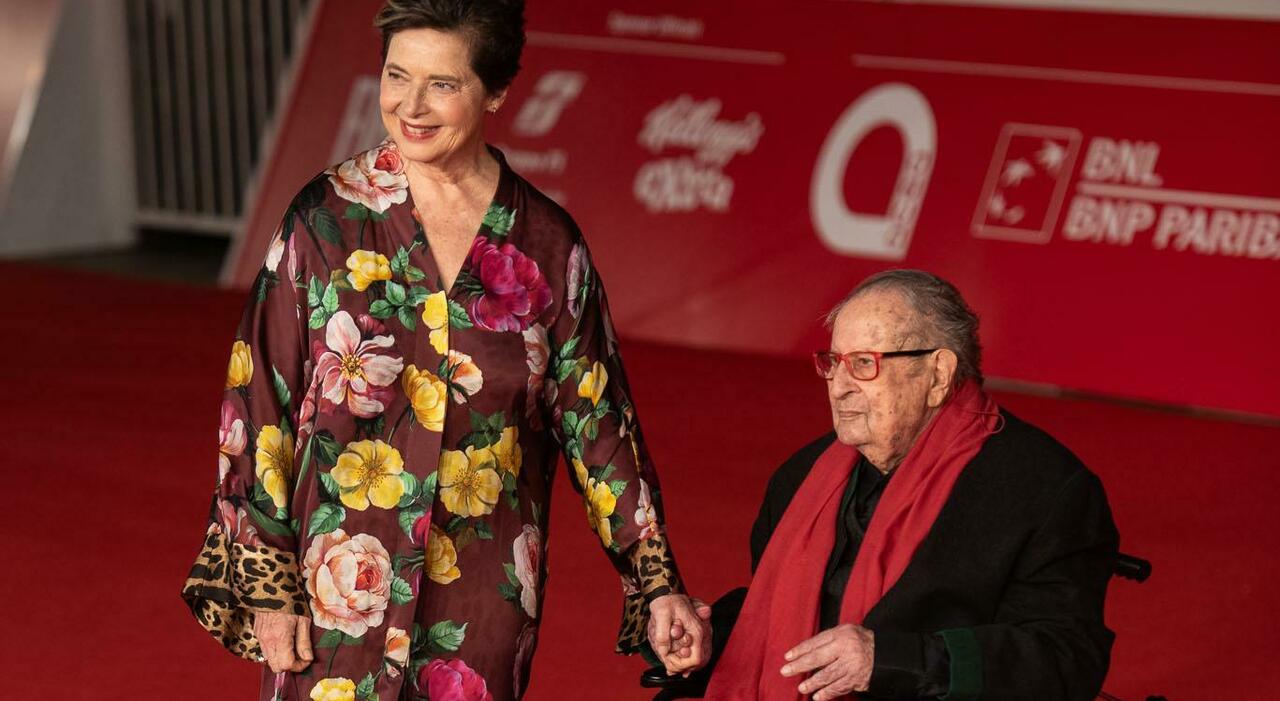 https://statics.cedscdn.it/photos/MED_HIGH/2025/10/23/9145467_23220206_tinto_brass_carrozzina_festival_cinema_roma.jpg