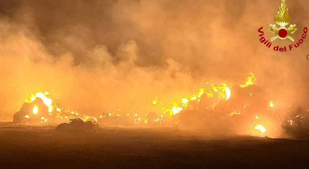 Porto Cesareo, incendio nella notte a Torre Lapillo: in fiamme 300 rotoballe di fieno Porto Cesareo, incendio nella notte a Torre Lapillo: in fiamme 300 rotoballe di fieno