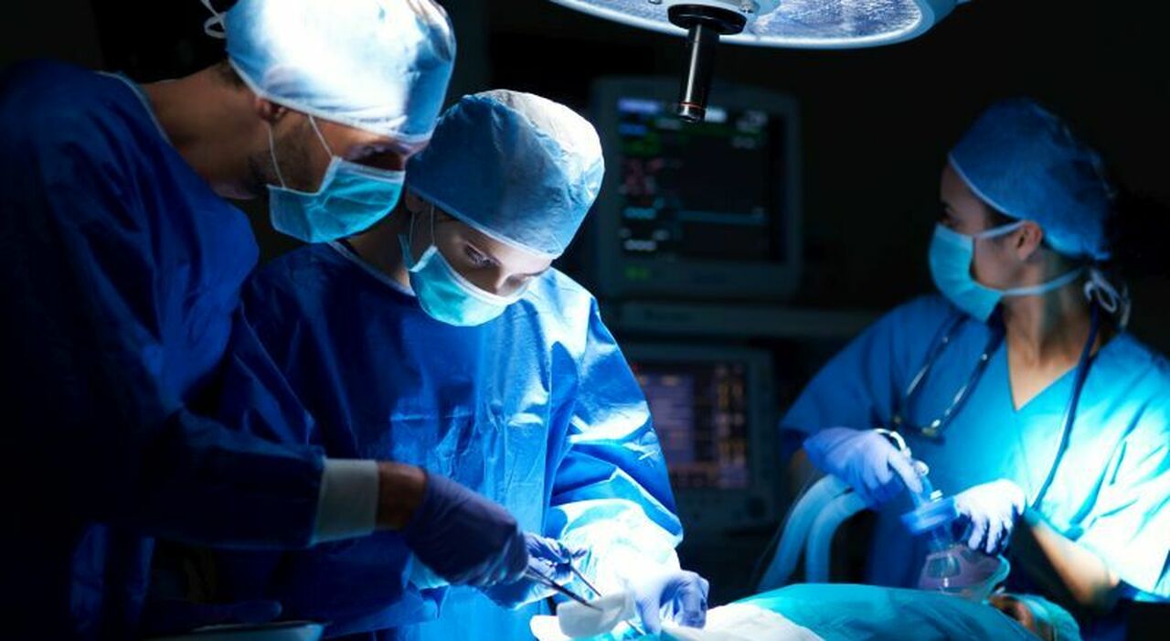 https://statics.cedscdn.it/photos/MED_HIGH/2025/10/24/9147069_24144924_ordinaria_giornata_di_lavoro_del_chirurgo_1_.jpg