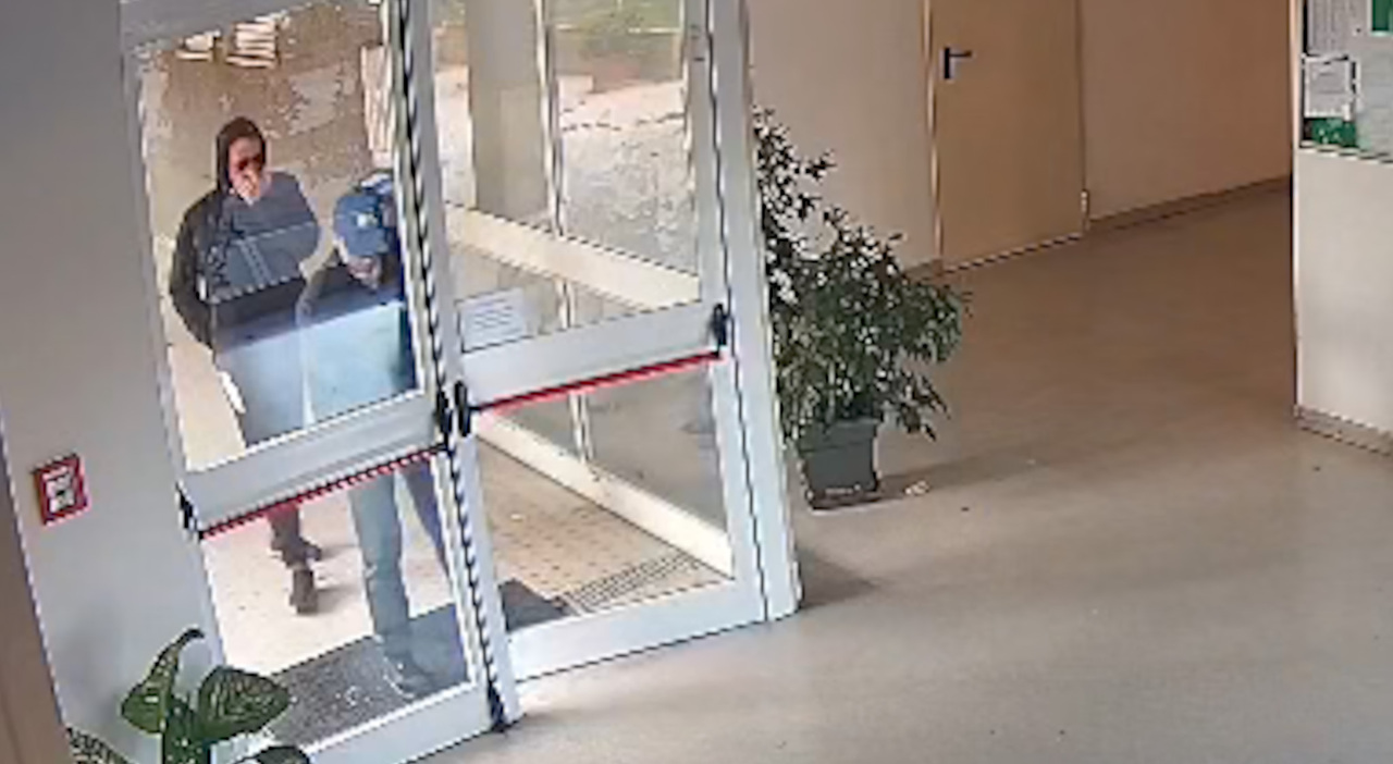 Anziana aggredita e rapinata in casa, i due malviventi entrano nell