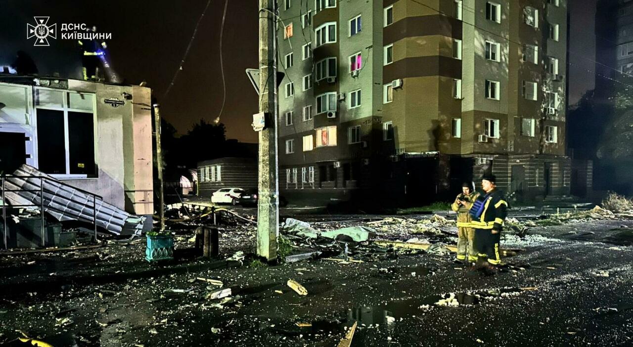 https://statics.cedscdn.it/photos/MED_HIGH/2025/10/25/9148643_25061414_kiev_sotto_attacco.jpg