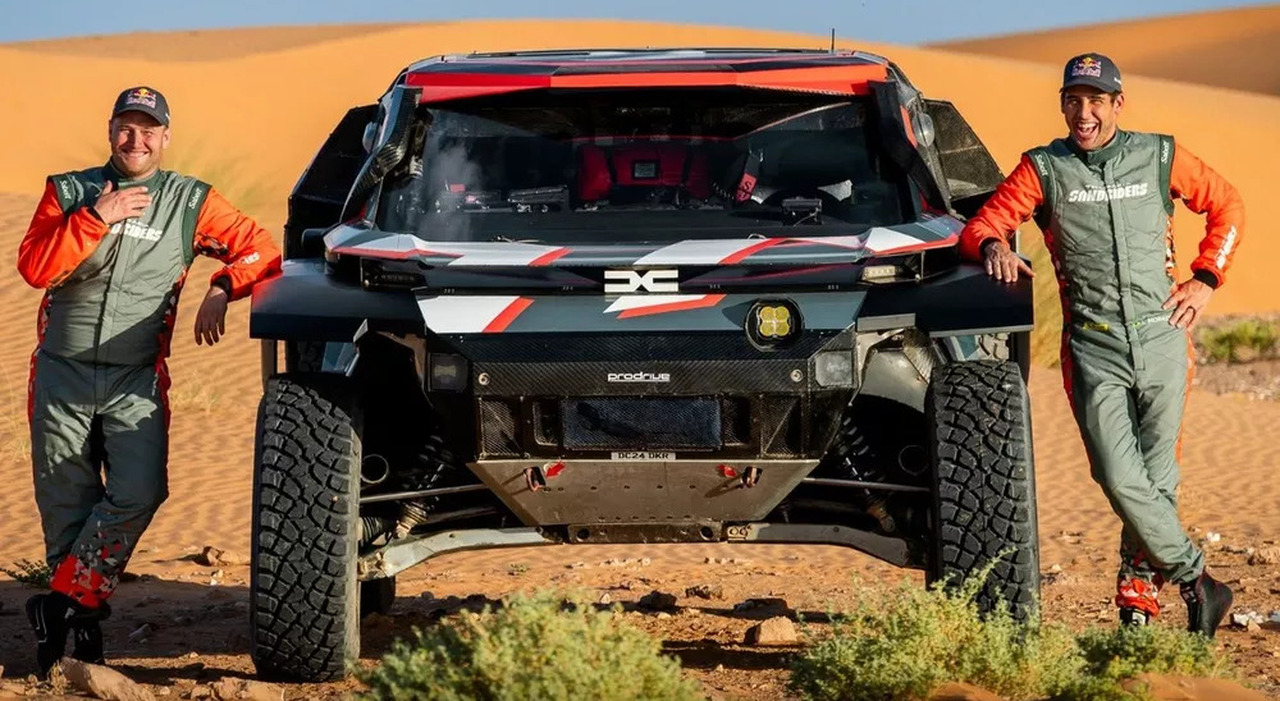 I freschi Campioni del Mondo di W2RC Lucas Moraes e il suo navigatore Dennis Zenz con la loro nuova Dacia Sandrieders