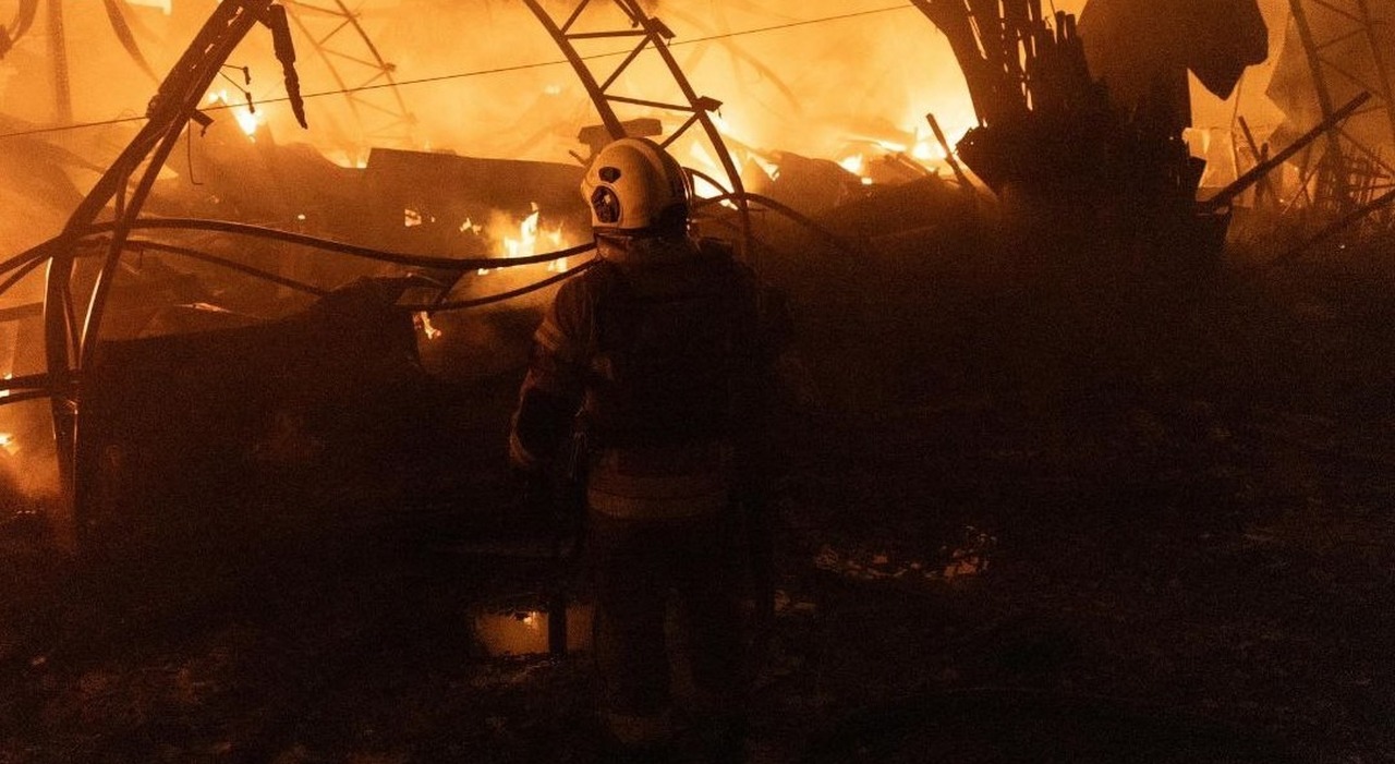 Guerra Ucraina, Kiev sotto attacco: un morto e 10 feriti. Mosca abbatte 121 droni