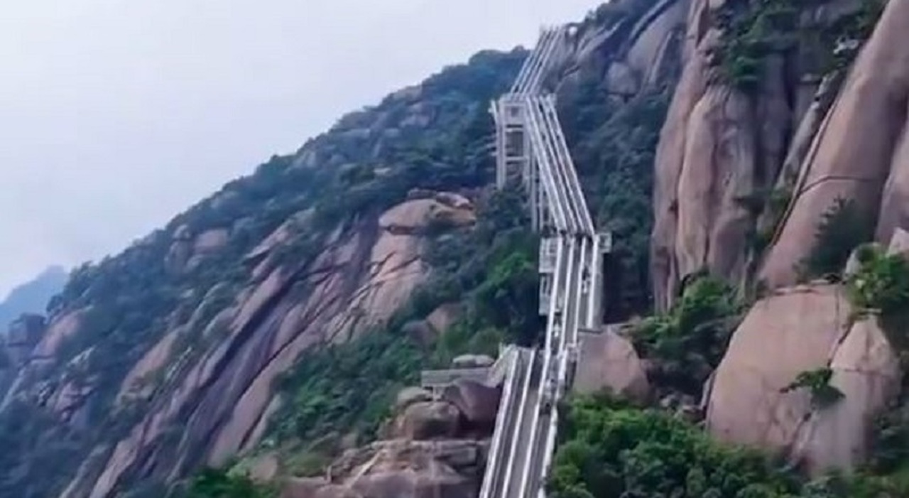 https://statics.cedscdn.it/photos/MED_HIGH/2025/10/25/9149041_25171446_scale_mobili_montagne_cina.jpg