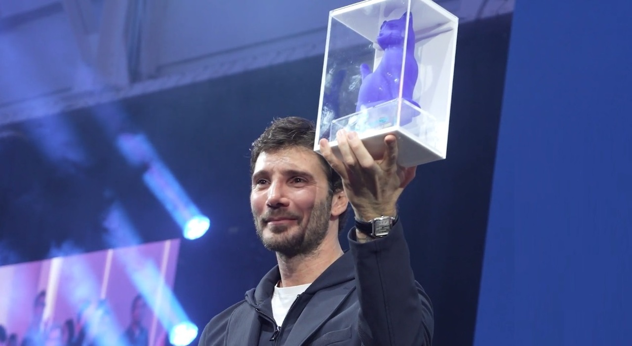 https://statics.cedscdn.it/photos/MED_HIGH/2025/10/25/9149133_25184352_stefano_de_martino_telegatto.jpg