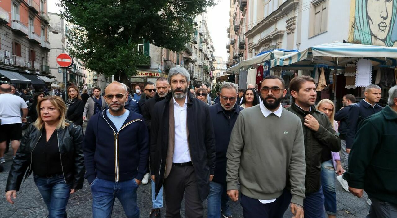 Roberto Fico in tour al Rione Sanità: «Sgravi sulla casa» Roberto Fico in tour al Rione Sanità: «Sgravi sulla casa»