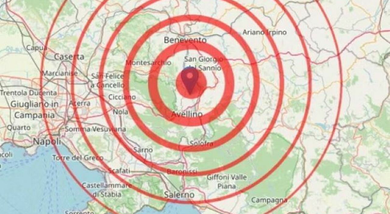 Terremoto in Irpinia, scossa di magnitudo 4: gente in strada, avvertito in tutta la Campania. Lunedì scuole chiuse Terremoto in Irpinia, scossa di magnitudo 4: gente in strada, avvertito in tutta la Campania. Lunedì scuole chiuse