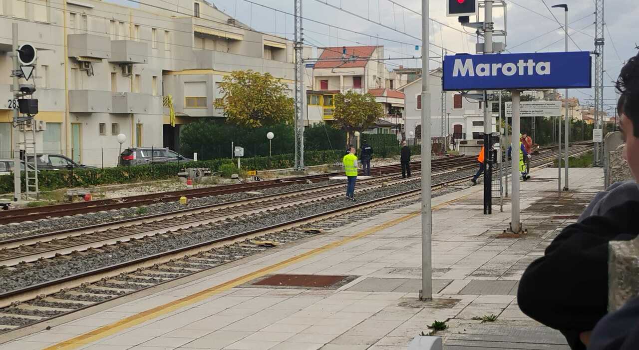 Ventenne travolto e ucciso sui binari a Marotta: caos treni, ritardi per oltre 3 ore Ventenne travolto e ucciso sui binari a Marotta: caos treni, ritardi per oltre 3 ore