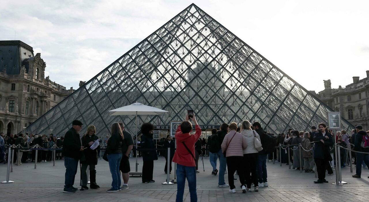 Furto al Louvre, presi 2 dei 4 ladri: uno stava per scappare in Algeria. Pregiudicati, sono specializzati in colpi su commissione Furto al Louvre, presi 2 dei 4 ladri: uno stava per scappare in Algeria. Pregiudicati, sono specializzati in colpi su commissione