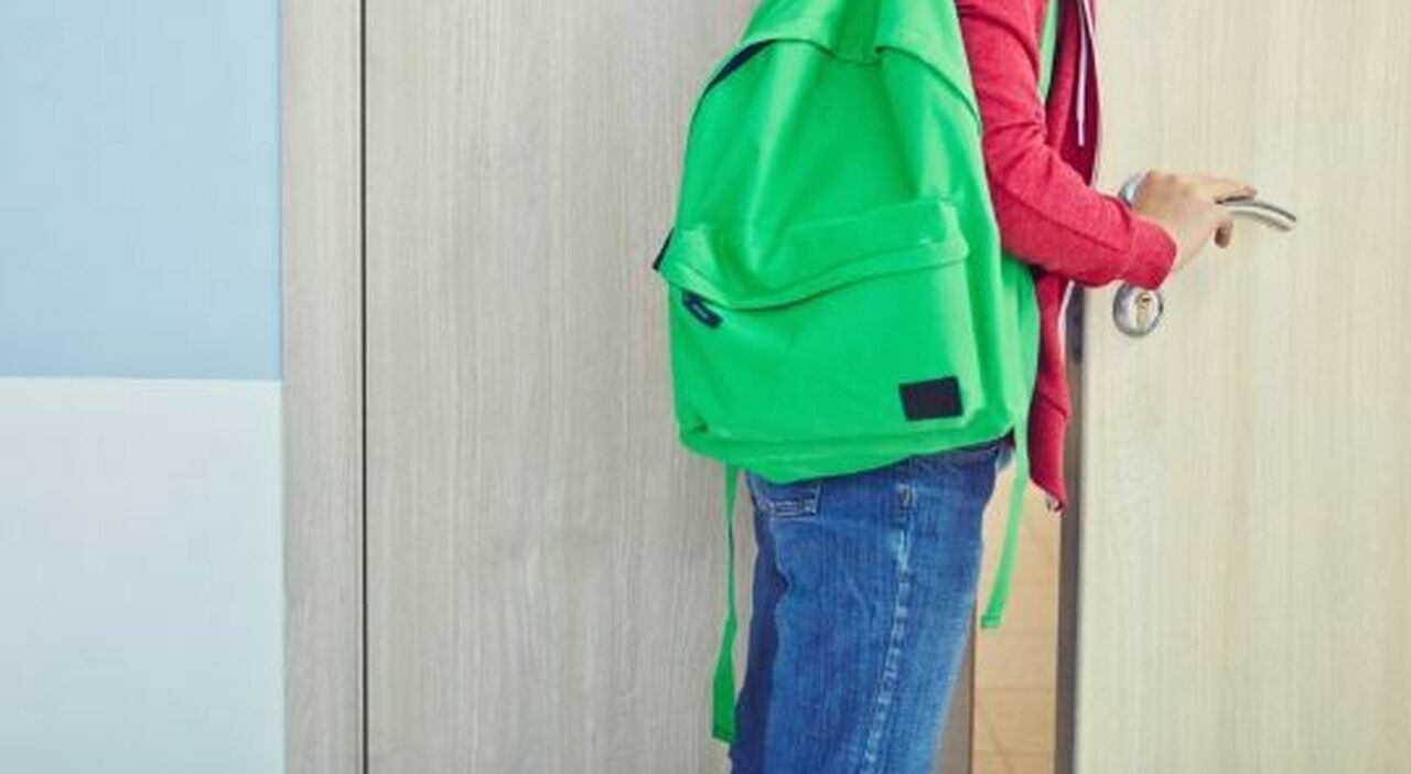 https://statics.cedscdn.it/photos/MED_HIGH/2025/10/26/9150636_26140647_fanno_valigie_mentre_bambino_scuola_vanno_via_di_casa_texas_usa_oggi_26_10_2025.jpg