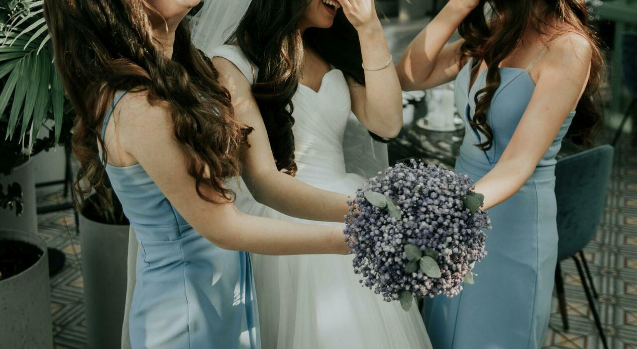 https://statics.cedscdn.it/photos/MED_HIGH/2025/10/26/9150661_26143913_damigella_d_onore_matrimonio_amica_sposa_addio_al_nubilato_oggi_26_10_2025.jpg