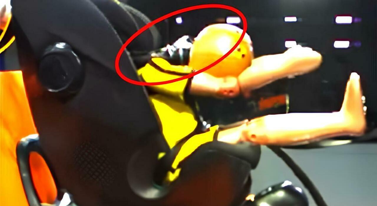 Un crash test di un seggiolino Artsana Chicco