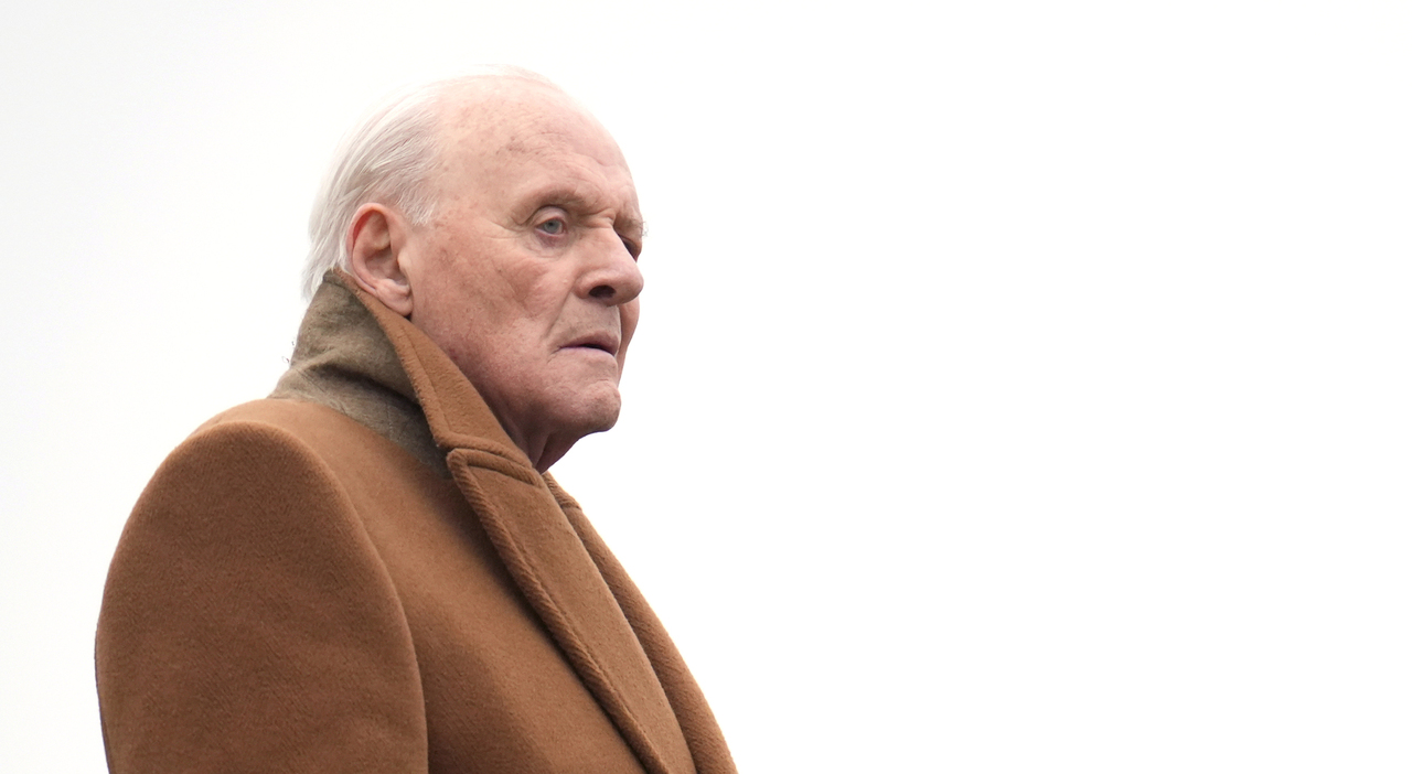 https://statics.cedscdn.it/photos/MED_HIGH/2025/10/26/9150877_26185158_anthony_hopkins_alcolista_ubriaco_voce_salvato_oggi_26_10_2025.jpg