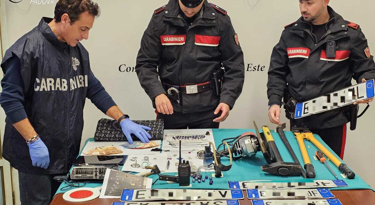 inseguimento da film e manovre spericolate ladri in fuga speronano gazzella dei carabinieri poi vengono accerchiati arrestati tre nomadi napoletani da Ilgazzettino.it inseguimento da film e manovre spericolate ladri in fuga speronano gazzella dei carabinieri poi vengono accerchiati arrestati tre nomadi napoletani