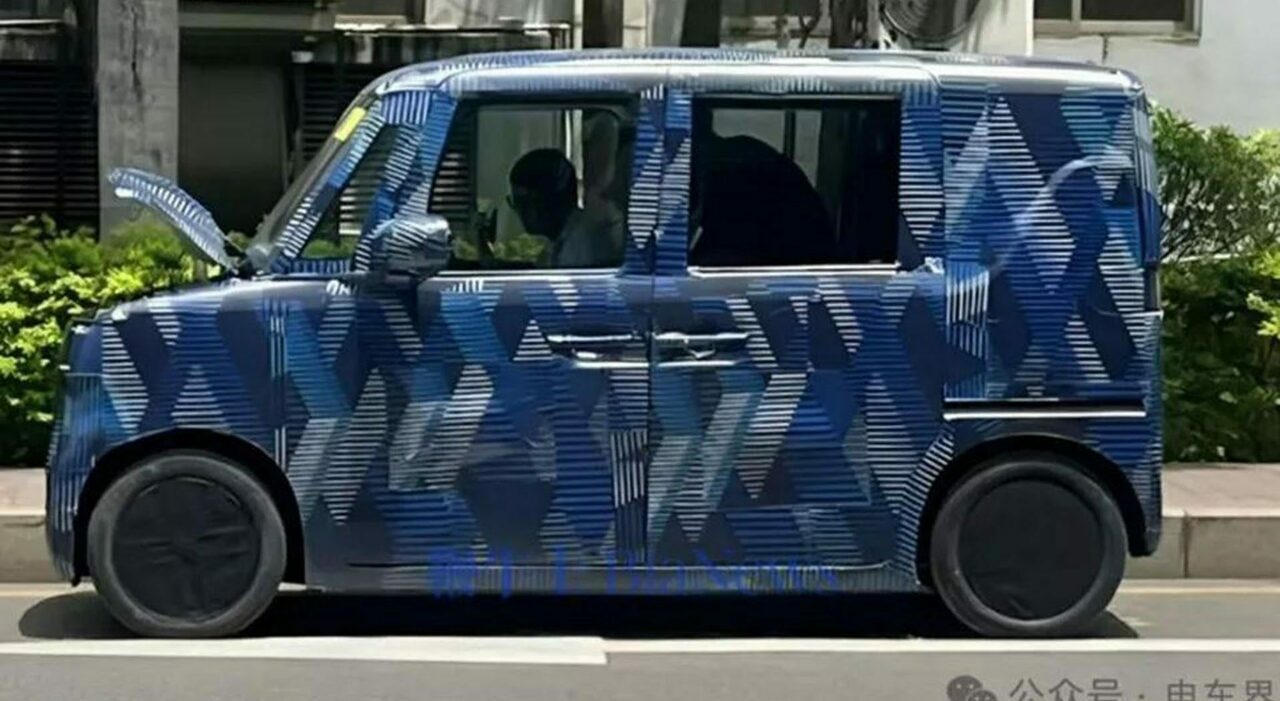 La kei car di Byd con la livrea camuffata in una foto spia