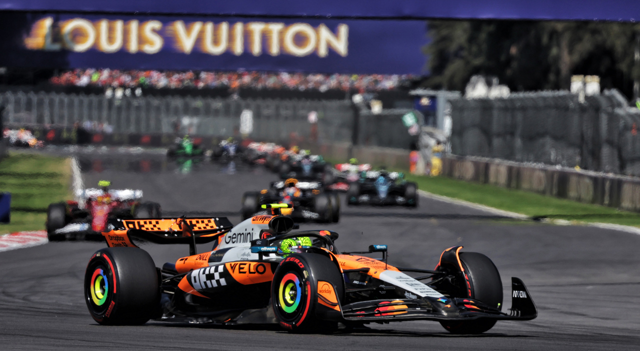 Formula 1, GP di Città del Messico, la diretta: Norris sempre leader, Leclerc al pit stop, Verstappen secondo e senza penalità per il caos creato a inizio gara Formula 1, GP di Città del Messico, la diretta: Norris sempre leader, Leclerc al pit stop, Verstappen secondo e senza penalità per il caos creato a inizio gara