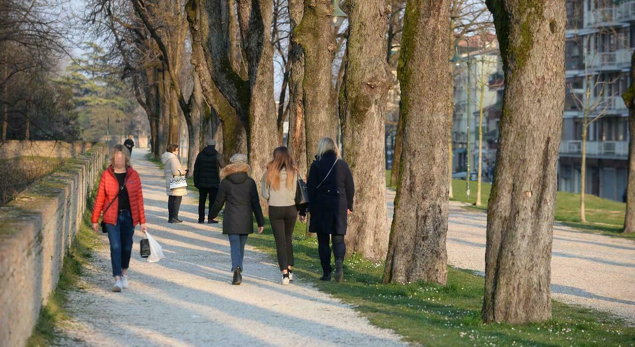 Rapina sulle mura, 70enne aggredita mentre passeggia con un Rapina sulle mura, 70enne aggredita mentre passeggia con un