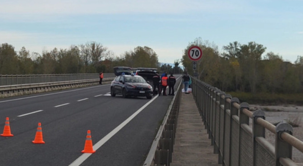 Ciclista travolto e ucciso sul ponte della Delizia da un furgone: il conducente carica la bici sul mezzo e scappa. La vittima indossava un giubbino ad alta visibilità Ciclista travolto e ucciso sul ponte della Delizia da un furgone: il conducente carica la bici sul mezzo e scappa. La vittima indossava un giubbino ad alta visibilità