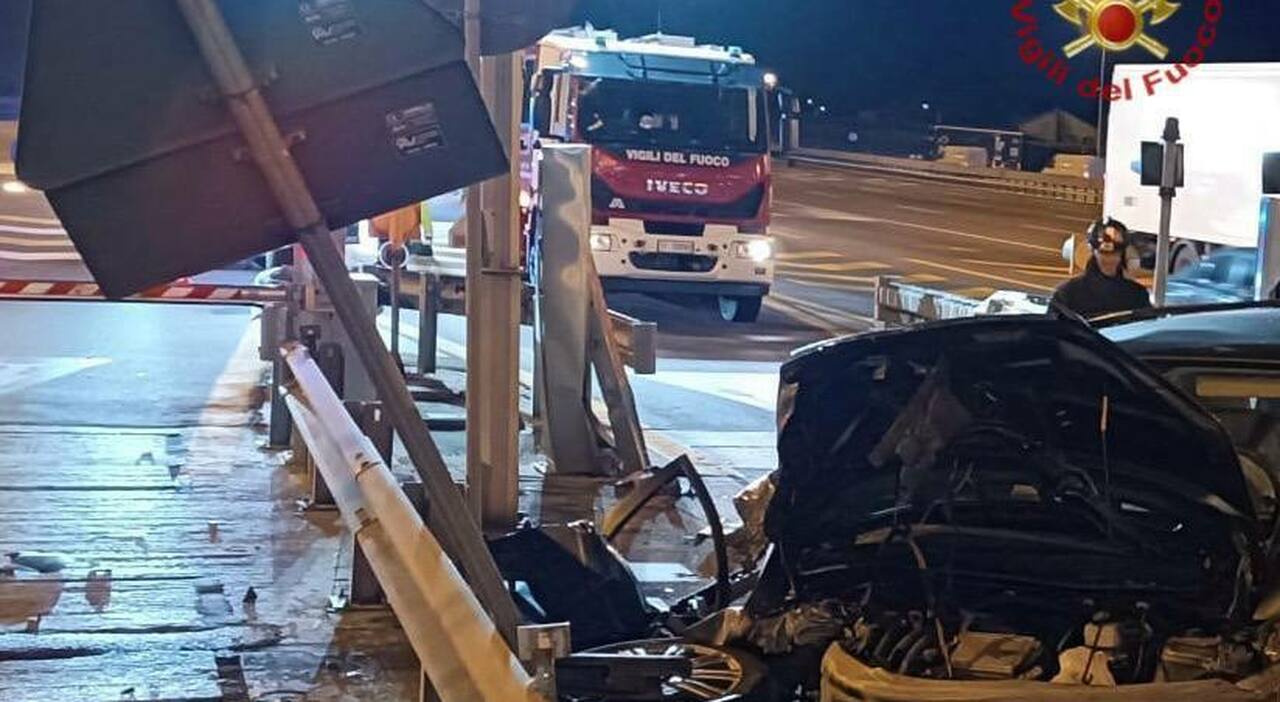 Incidente in autostrada: auto si schianta contro il casello di Mira, morta la conducente Incidente in autostrada: auto si schianta contro il casello di Mira, morta la conducente