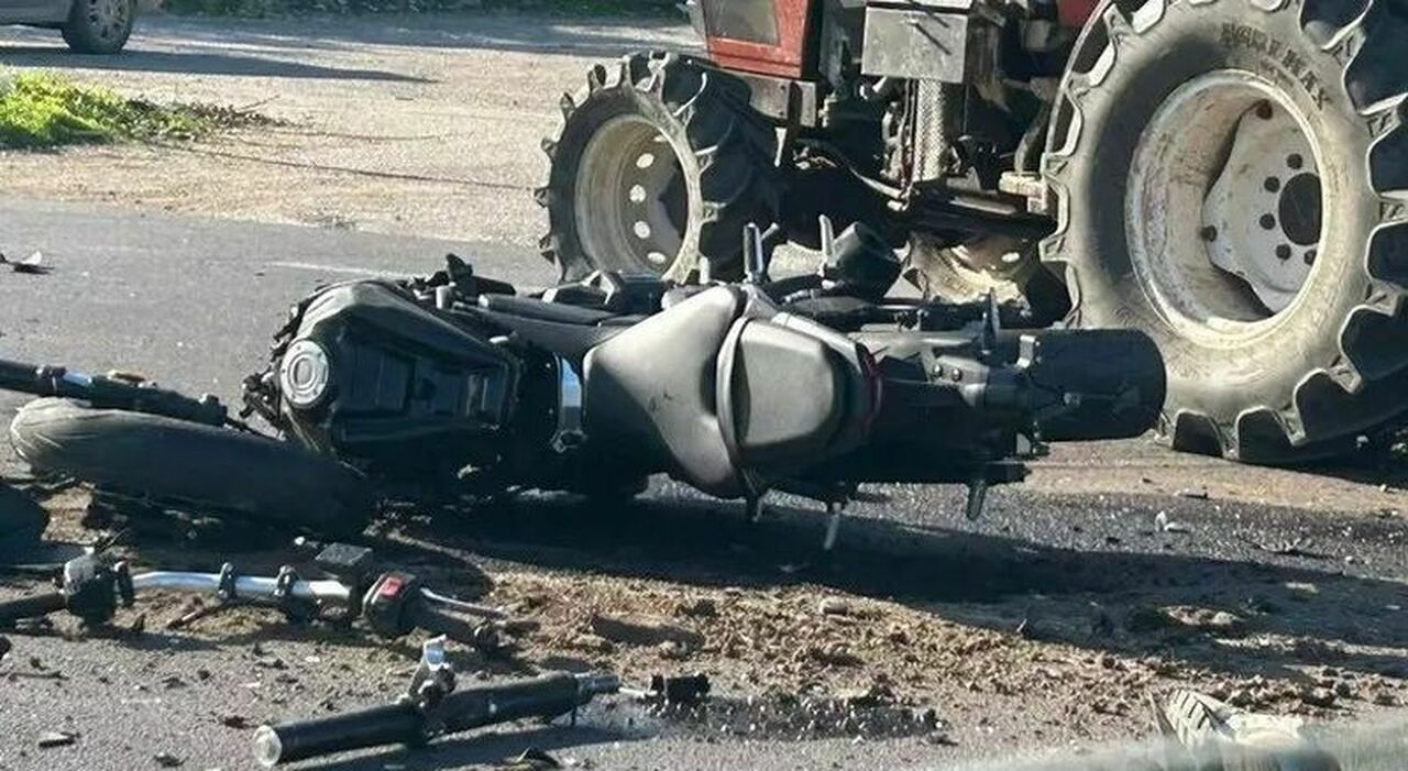 Tragico incidente in tangenziale: scontro tra moto e trattore, morto un 48enne Tragico incidente in tangenziale: scontro tra moto e trattore, morto un 48enne
