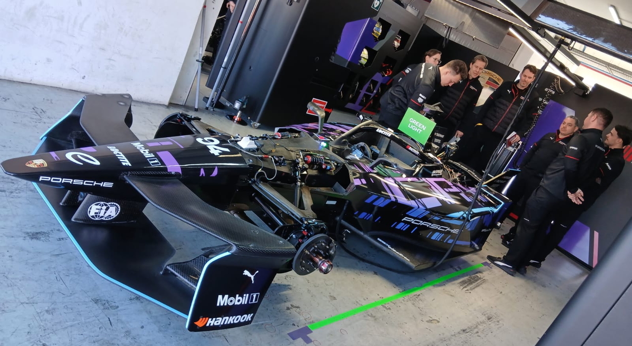 La monoposto Porsche ai box nei test di Valencia