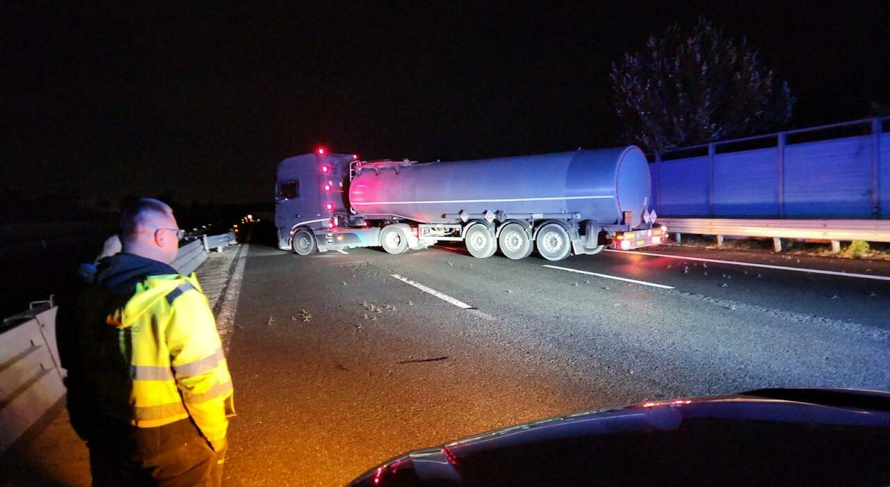 Rapina sulla A14, assalto esplosivo a un portavalori tra Civitanova e Porto Recanati. Autostrada paralizzata: chiusa in entrambe le direzioni Rapina sulla A14, assalto esplosivo a un portavalori tra Civitanova e Porto Recanati. Autostrada paralizzata: chiusa in entrambe le direzioni