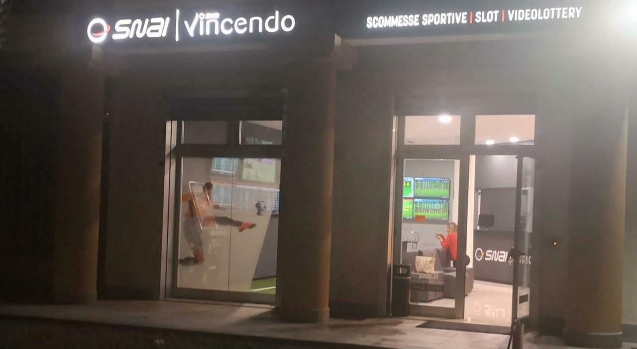 Rapina a mano armata al centro Snai: via col bottino. Video