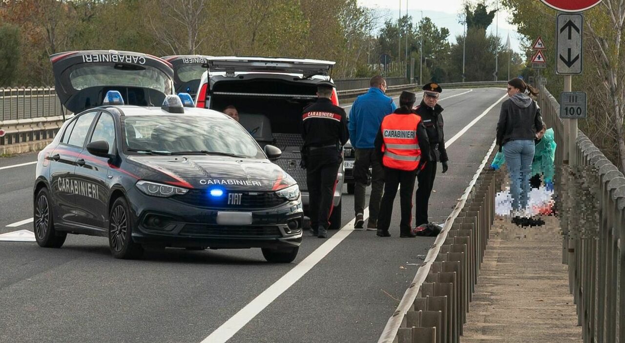 Travolge e uccide un ciclista sulla Pontebbana, si ferma per sbarazzarsi della bici rimasta agganciata al furgone e riprende la fuga. Fermato il pirata Travolge e uccide un ciclista sulla Pontebbana, si ferma per sbarazzarsi della bici rimasta agganciata al furgone e riprende la fuga. Fermato il pirata
