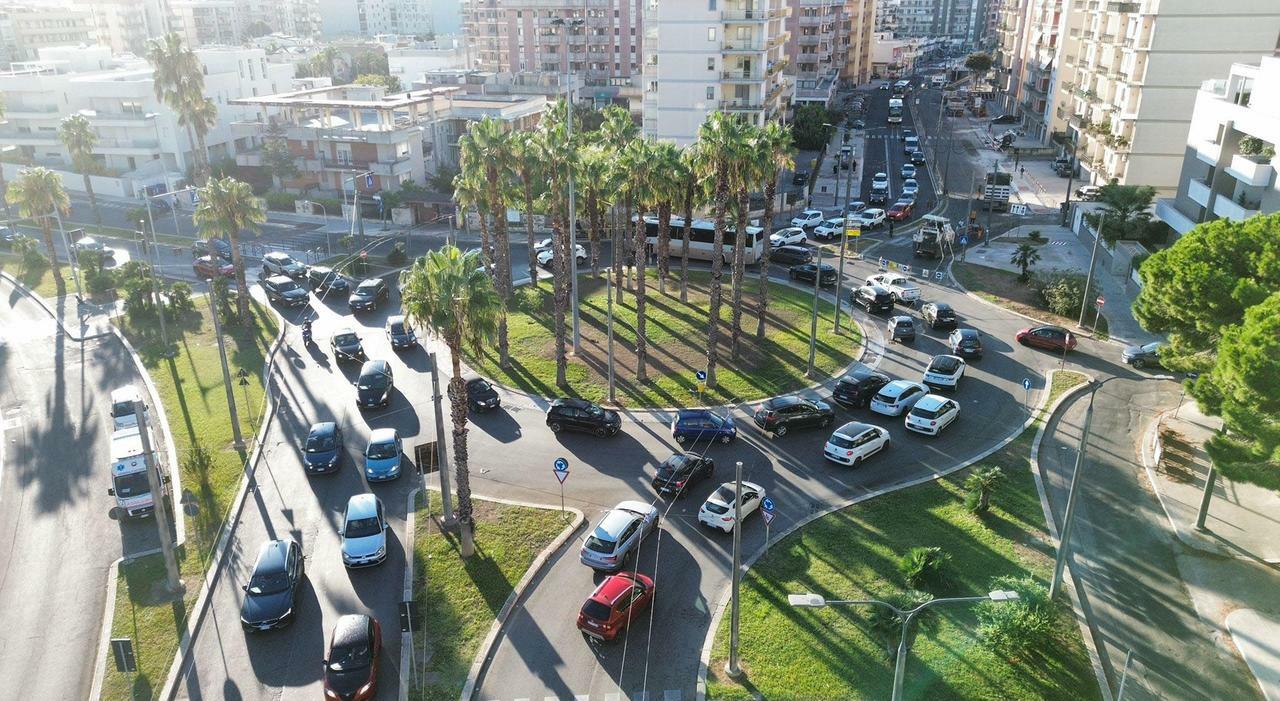 Strisce gialle scomparse, tanti cantieri e chiusure: tutti in coda, anche i bus. Lecce, così aumenta il traffico Strisce gialle scomparse, tanti cantieri e chiusure: tutti in coda, anche i bus. Lecce, così aumenta il traffico