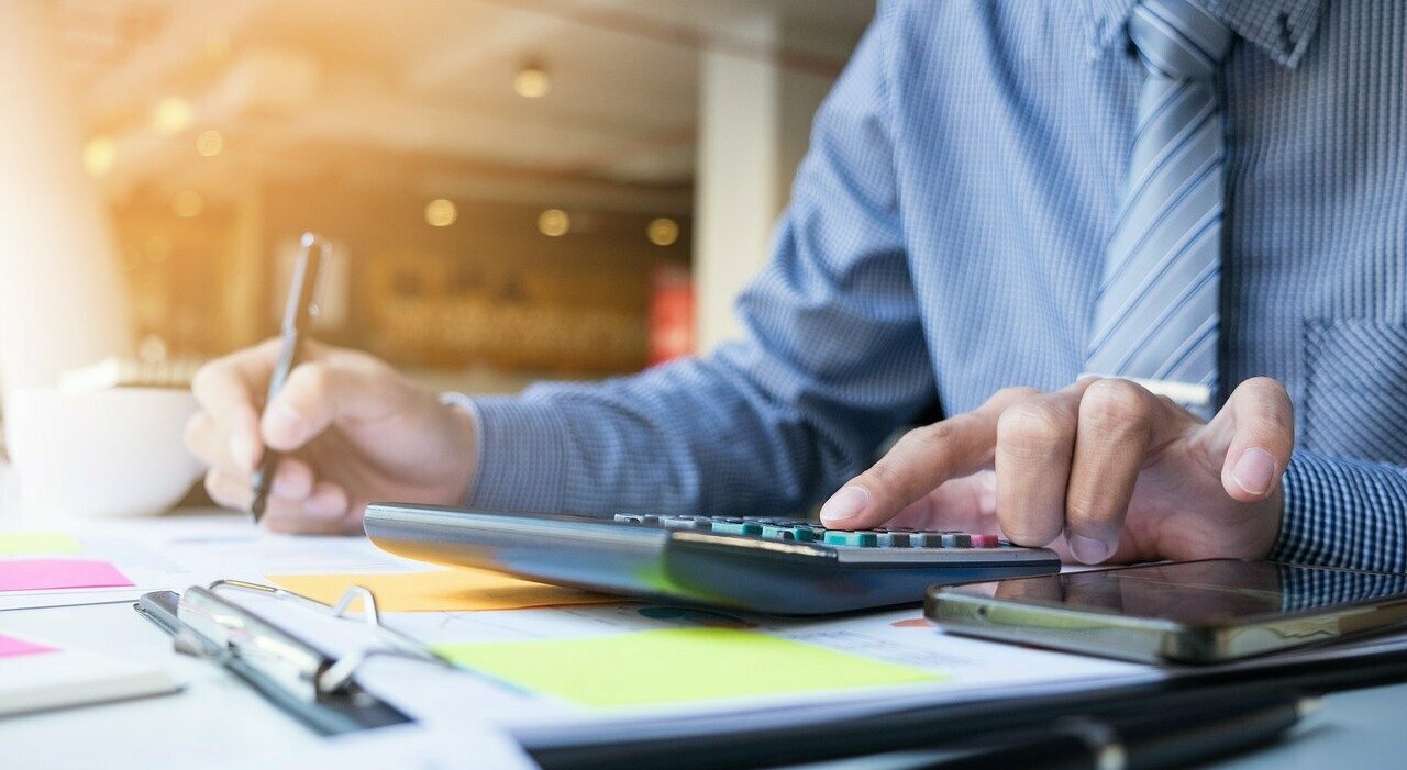 Ddl Concorrenza, dai rincari sulle bollette ai call center a pagamento, fino alle pubblicità sessiste: cosa cambia per i cittadini Ddl Concorrenza, dai rincari sulle bollette ai call center a pagamento, fino alle pubblicità sessiste: cosa cambia per i cittadini