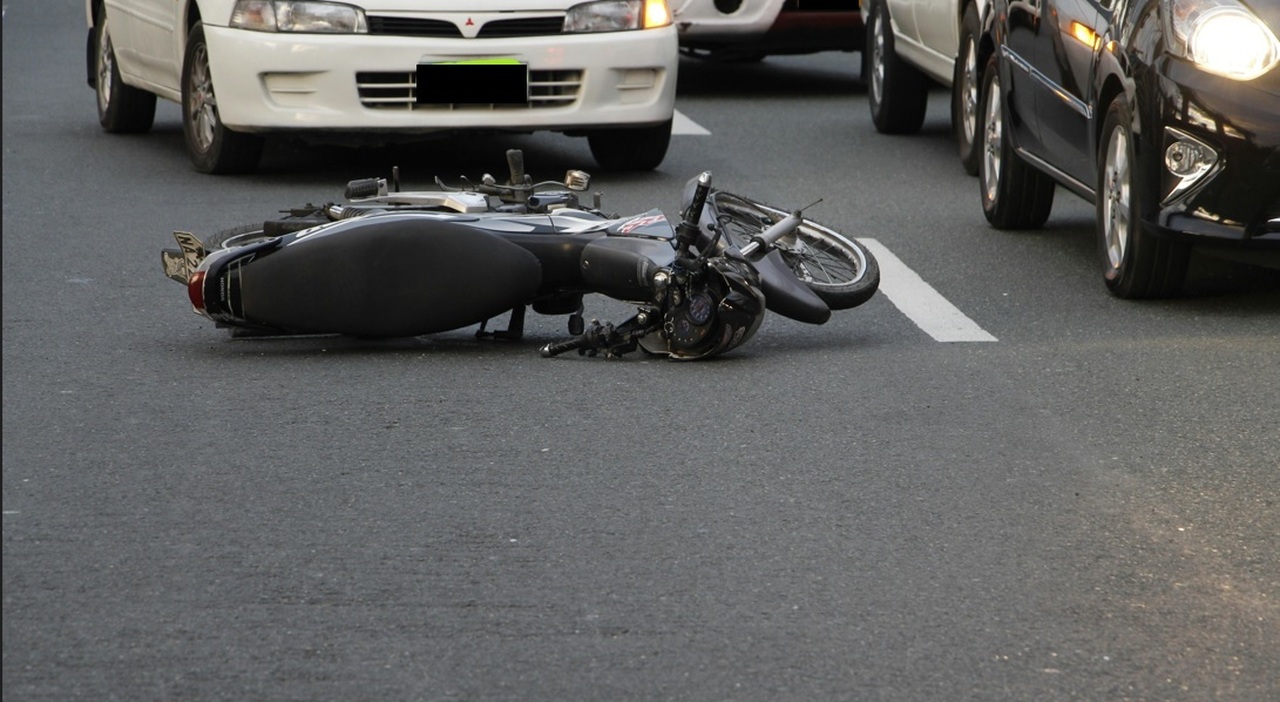 https://statics.cedscdn.it/photos/MED_HIGH/2025/10/27/9153089_27223945_incidente_auto_moto.jpg