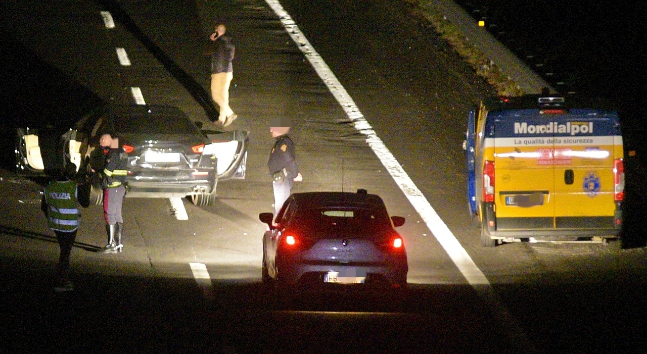 Autostrada chiusa per ore con i viaggiatori sotto choc. Solidarietà tra i prigionieri dell Autostrada chiusa per ore con i viaggiatori sotto choc. Solidarietà tra i prigionieri dell