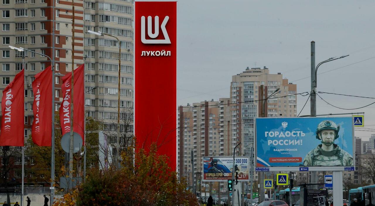 Lukoil, il colosso del petrolio russo venderà i suoi asset esteri a causa delle sanzioni Usa: cosa succede ora Lukoil, il colosso del petrolio russo venderà i suoi asset esteri a causa delle sanzioni Usa: cosa succede ora