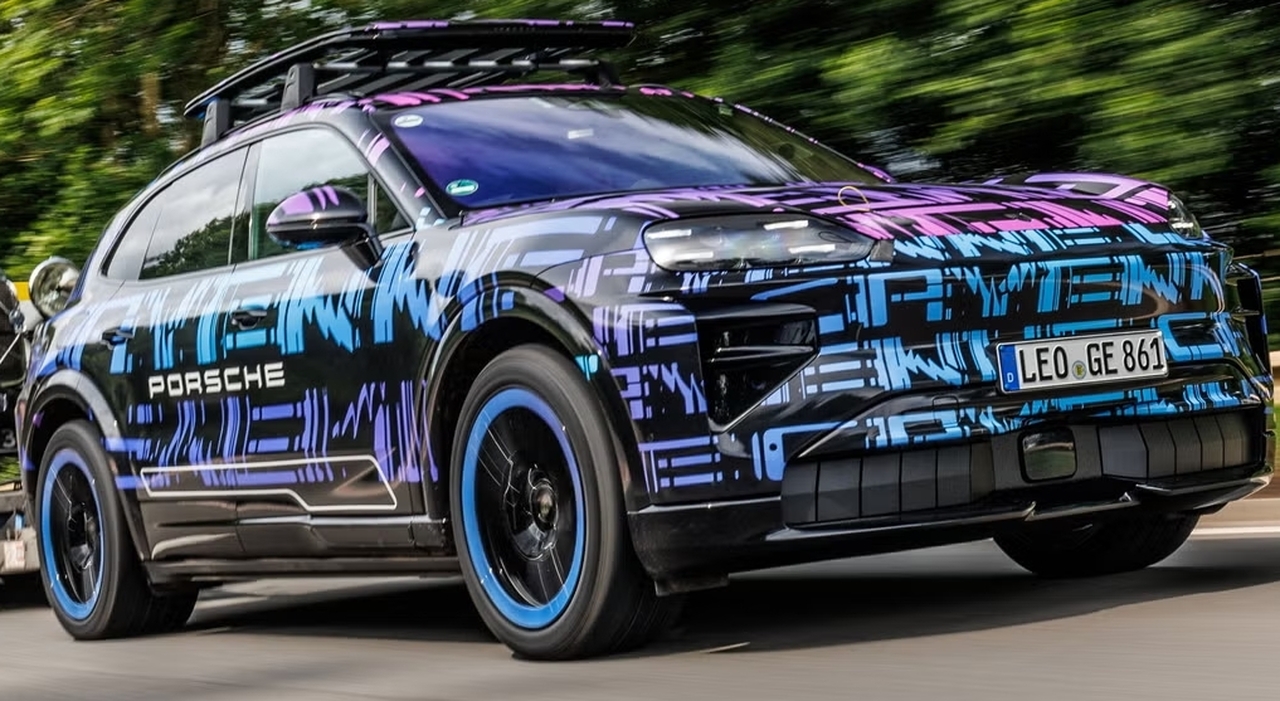 La Cayenne elettrica con livrea camouflage