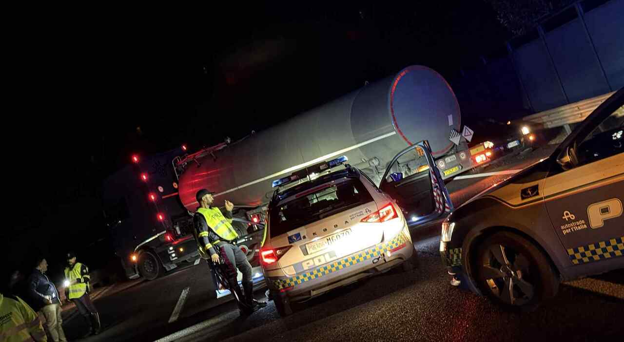 Assalto al portavalori a Porto Recanati, la banda armata di Kalashnikov arrivava da Cerignola: tre arresti (compreso il 56enne ferito da un vigilante). Riaperto il tratto dopo 15 ore Assalto al portavalori a Porto Recanati, la banda armata di Kalashnikov arrivava da Cerignola: tre arresti (compreso il 56enne ferito da un vigilante). Riaperto il tratto dopo 15 ore