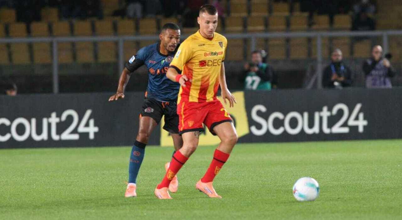 Lecce Napoli, diretta: Camarda sbaglia il rigore Lecce Napoli, diretta: Camarda sbaglia il rigore