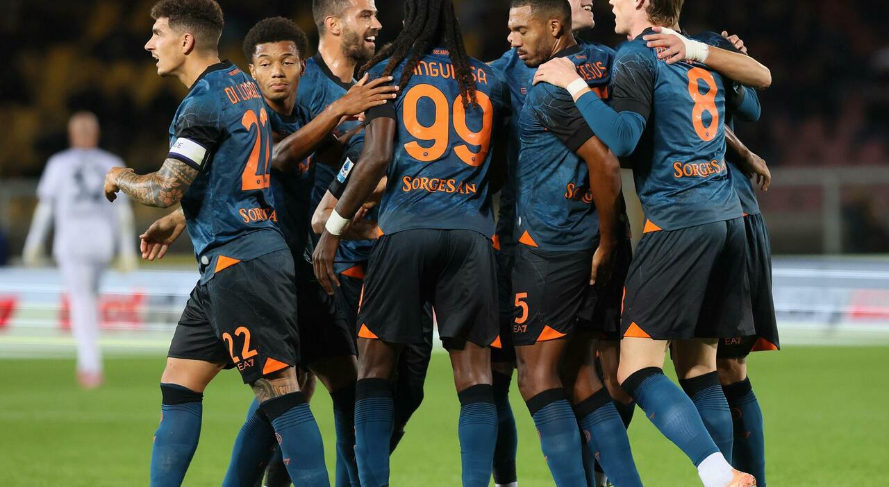 Un buon Lecce beffato dal Napoli. Conte vince di "corto muso": Camarda sbaglia il rigore, poi ci pensa Anguissa Un buon Lecce beffato dal Napoli. Conte vince di "corto muso": Camarda sbaglia il rigore, poi ci pensa Anguissa