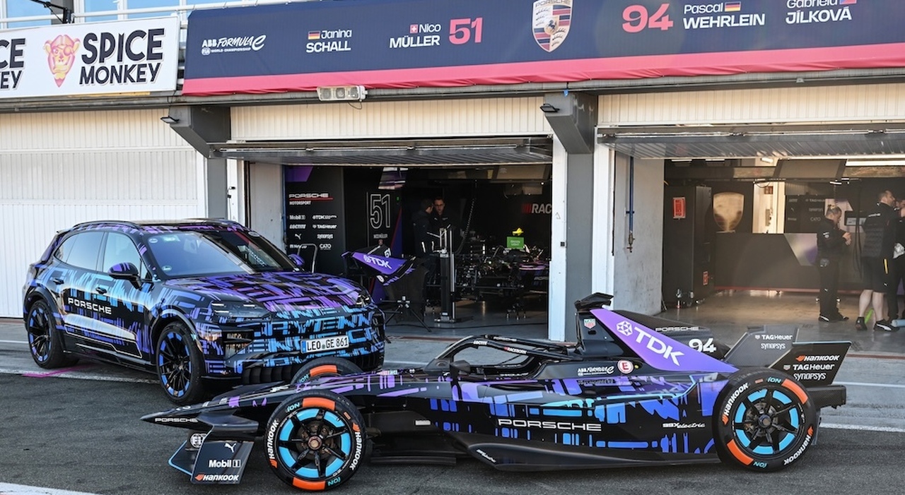 le Porsche elettriche a Valencia con una livrea per il trasferimento tecnologico