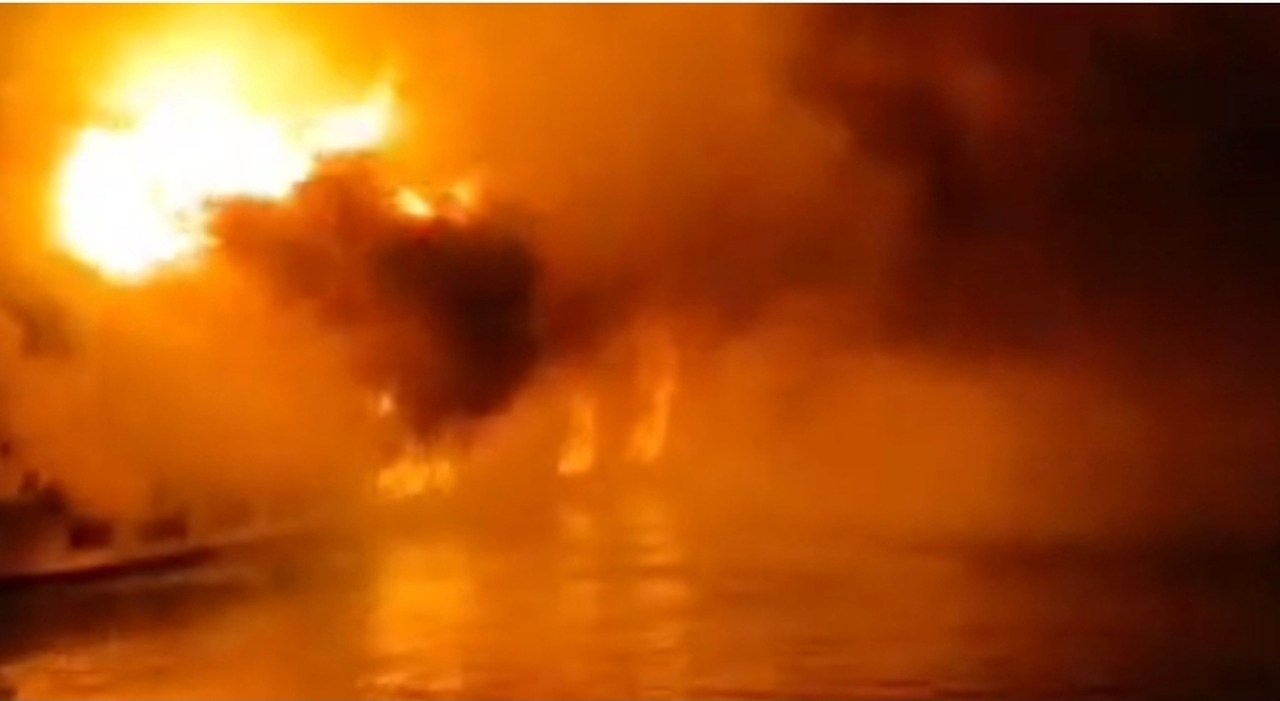 Crociera sul Nilo, nave in fiamme con a bordo 60 italiani: incendio partito dalla cucina, cosa sta succedendo Crociera sul Nilo, nave in fiamme con a bordo 60 italiani: incendio partito dalla cucina, cosa sta succedendo