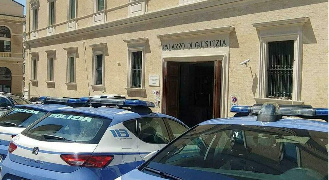 Scappa di casa, 13enne trovata al porto di Ancona. «Picchiata perché vesto all?occidentale». Assolti i genitori bengalesi
