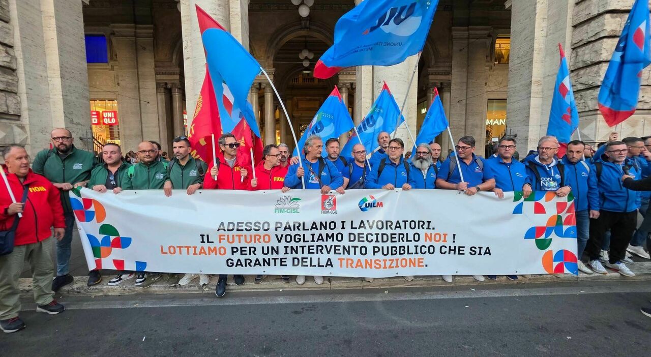 Ex Ilva, la protesta dei metalmeccanici: «La fabbrica rischia di fermarsi» Ex Ilva, la protesta dei metalmeccanici: «La fabbrica rischia di fermarsi»