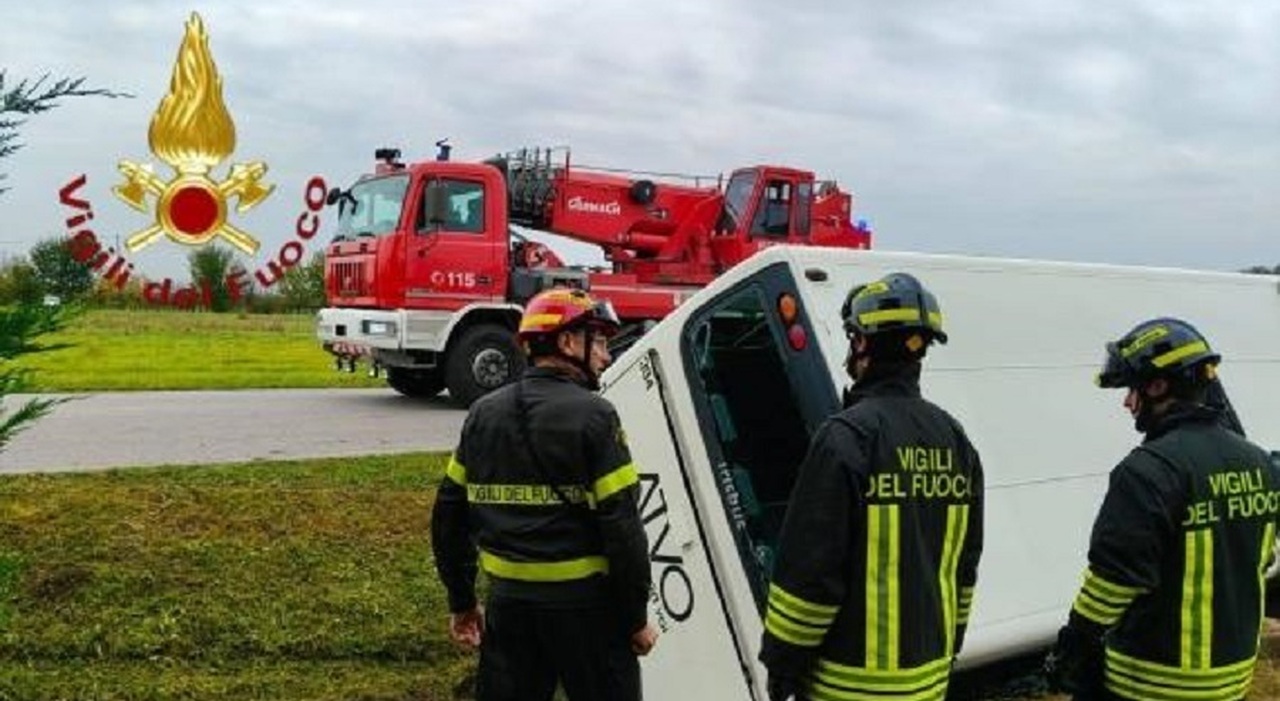 Incidente tra bus di studenti e auto, mezzo fuori strada: morto il conducente, diversi ragazzi feriti Incidente tra bus di studenti e auto, mezzo fuori strada: morto il conducente, diversi ragazzi feriti