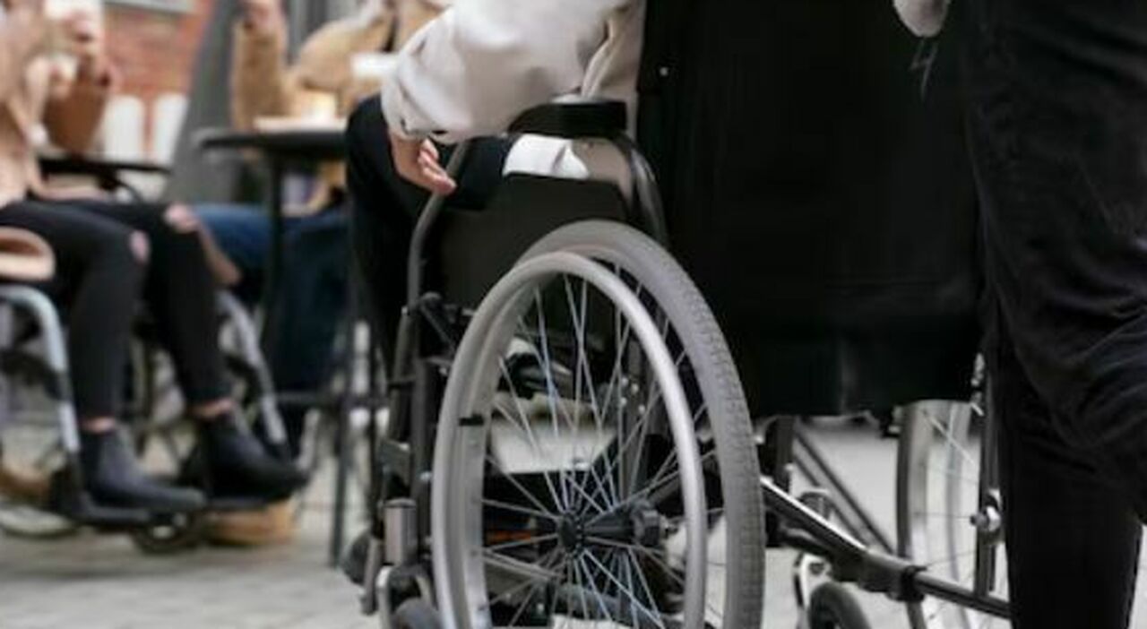 https://statics.cedscdn.it/photos/MED_HIGH/2025/10/29/9156667_29131315_ragazzi_disabili_autistici_maltrattati_centro_cuneo_direttrice_arrestata_oggi_29_10_2025.jpg