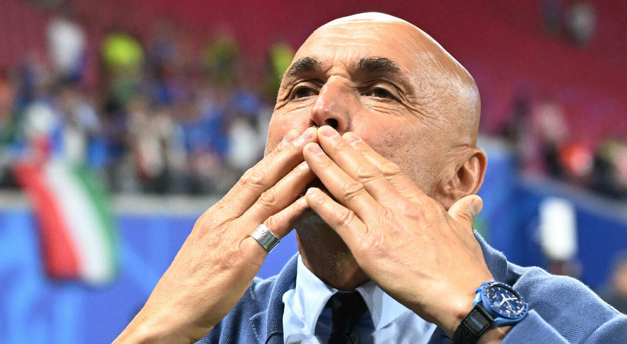 https://statics.cedscdn.it/photos/MED_HIGH/2025/10/29/9156694_29134309_luciano_spalletti_juventus_allenatore_ufficiale_stipendio_contratto_ingaggio_modulo_oggi_29_10_25.jpg