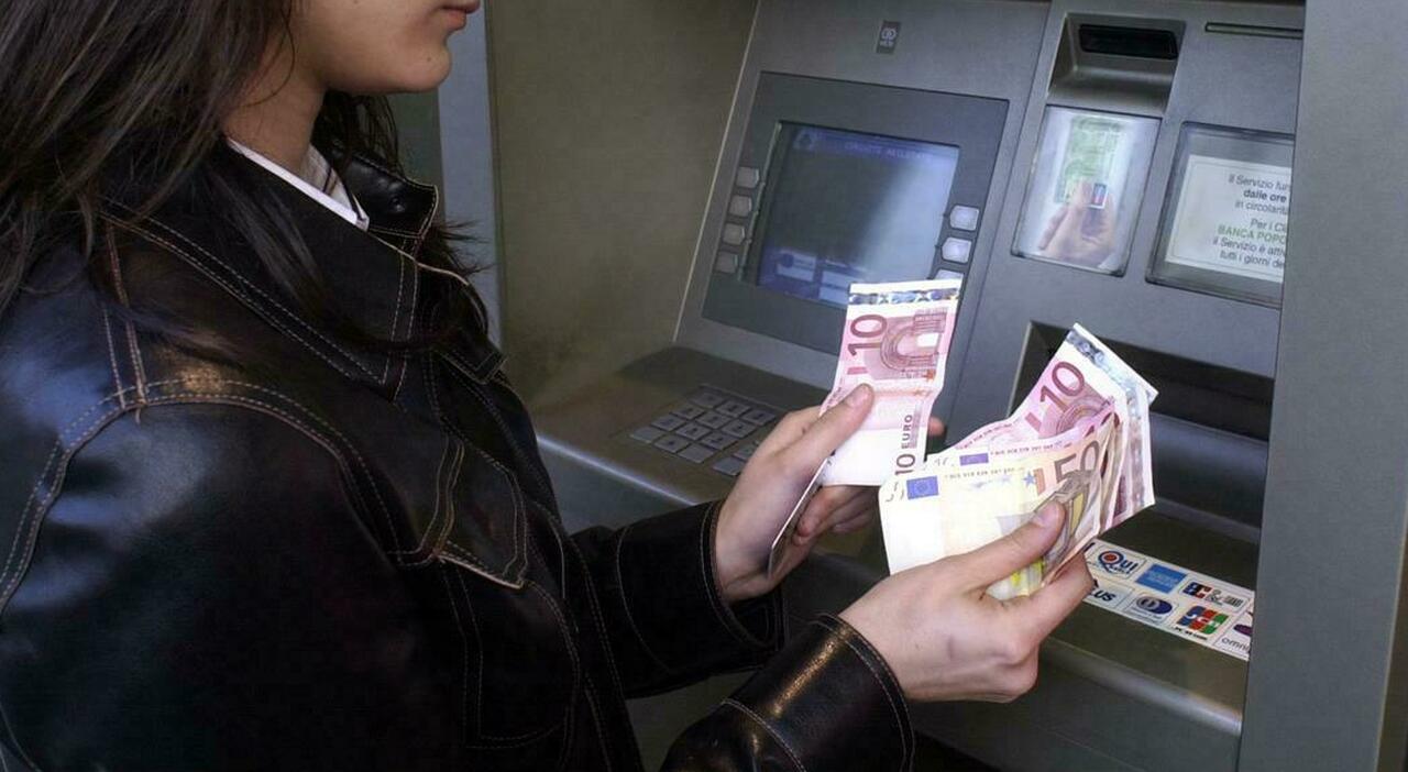 Stipendi sempre più bassi, le retribuzioni reali non decollano: "guadagniamo" meno che nel 2021 Stipendi sempre più bassi, le retribuzioni reali non decollano: "guadagniamo" meno che nel 2021