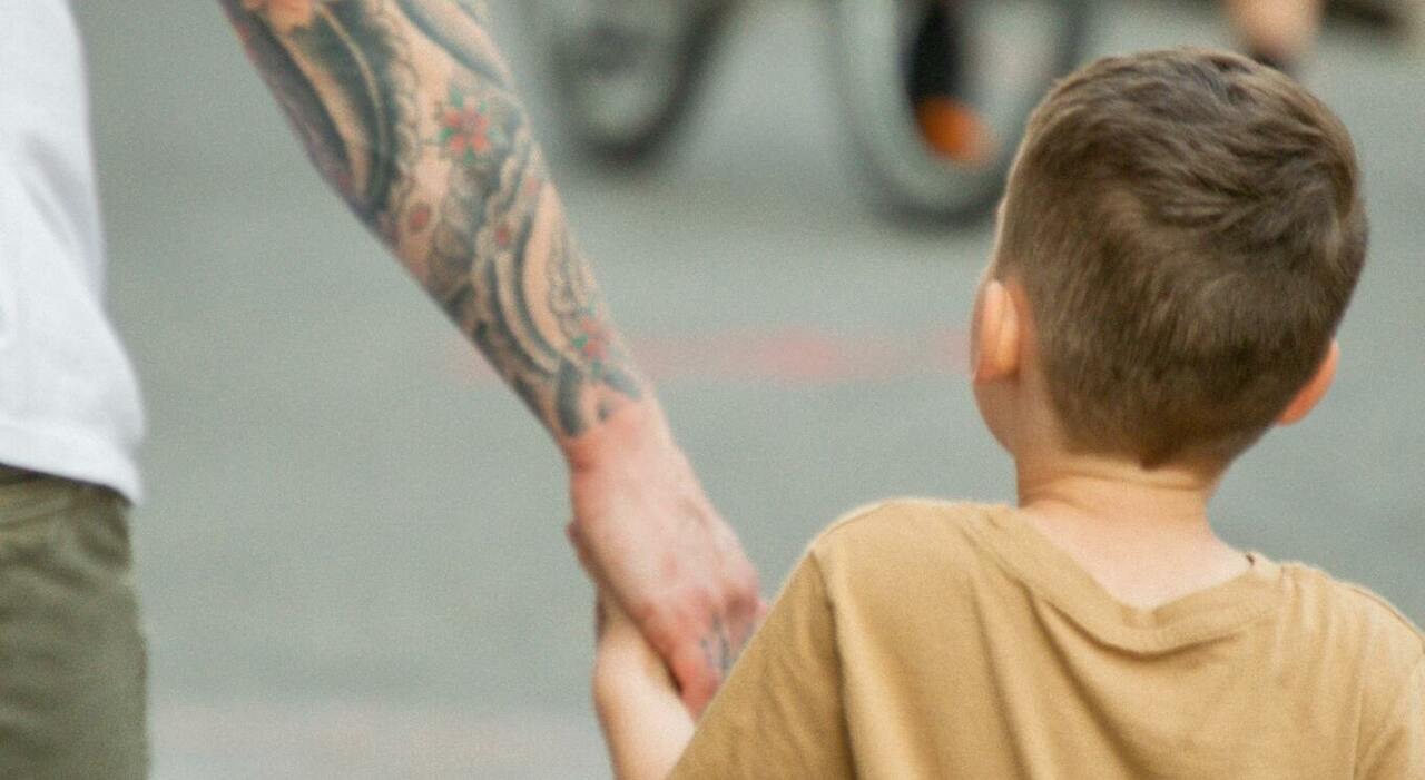 Bambino di 9 anni uccide la madre con una coltellata, le parole della donna prima di morire: «Abbracciami ...