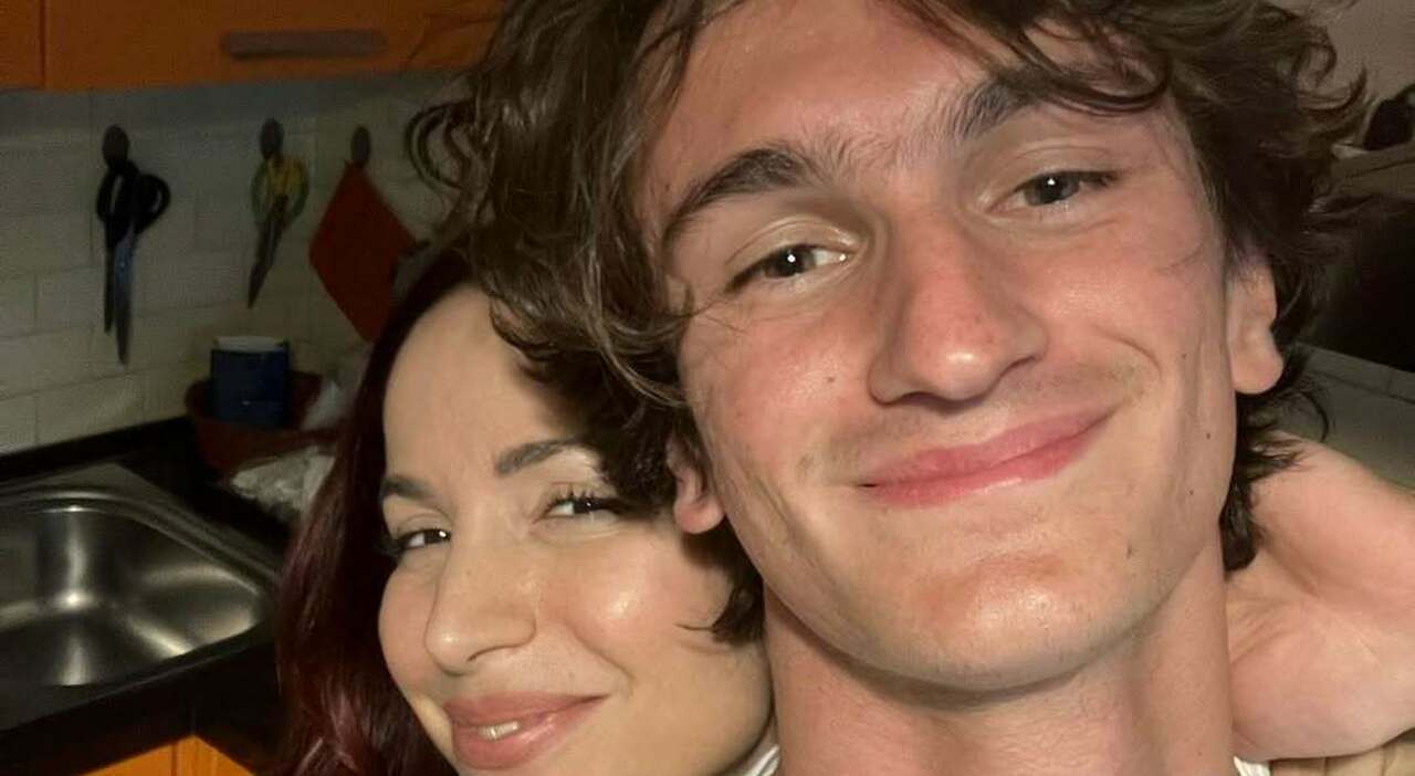 Andrea Delogu, morto il fratello Evan a 18 anni in un incidente in moto: lo schianto contro due pali della luce Andrea Delogu, morto il fratello Evan a 18 anni in un incidente in moto: lo schianto contro due pali della luce