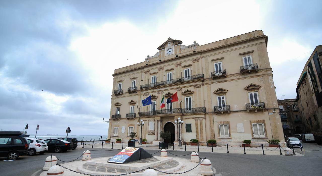 Alla ricerca di partner qualificati ma gratis. Comune, scoppia la polemica Alla ricerca di partner qualificati ma gratis. Comune, scoppia la polemica