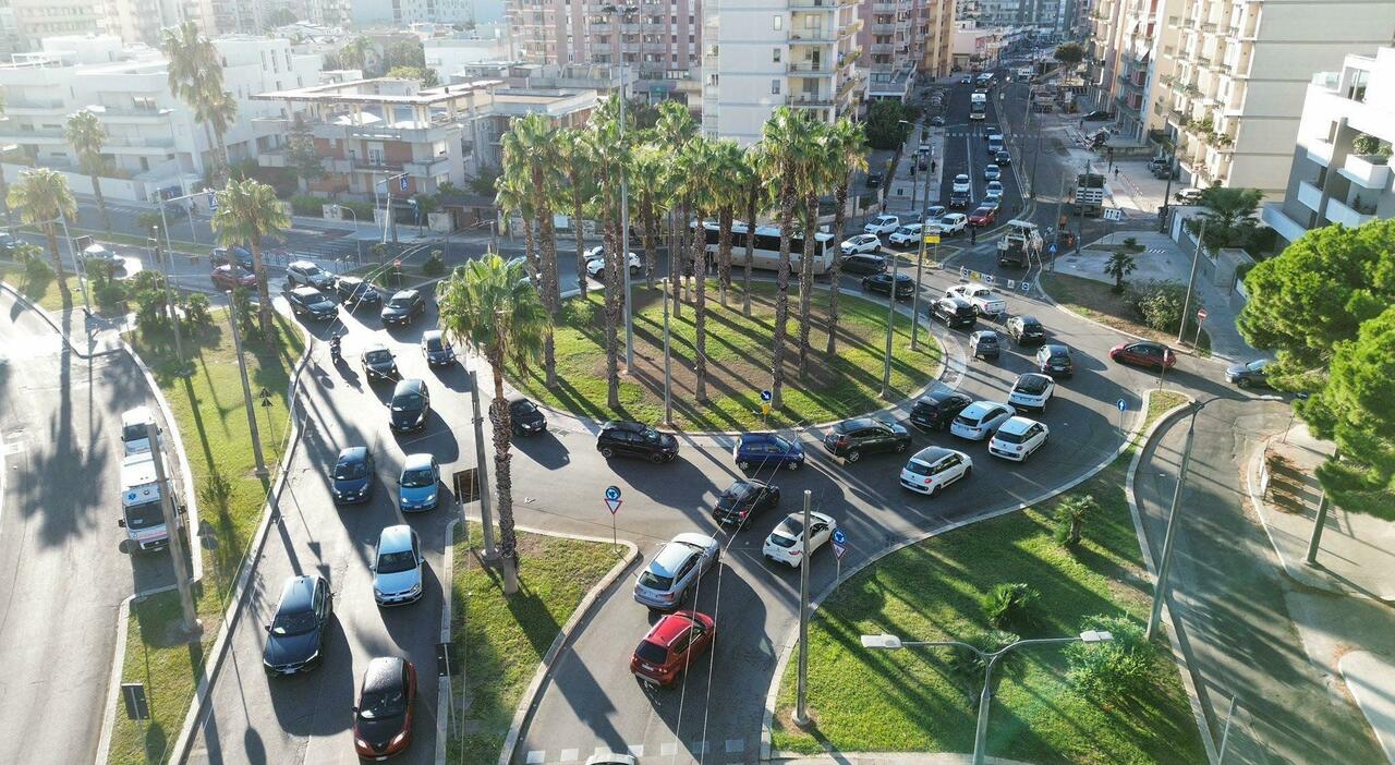 Lecce, i lavori sui viali avanti fino a dicembre: shopping natalizio nel caos Lecce, i lavori sui viali avanti fino a dicembre: shopping natalizio nel caos